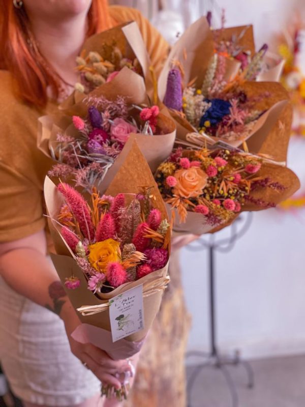 Bouquet de fleurs séchées et stabilisées.